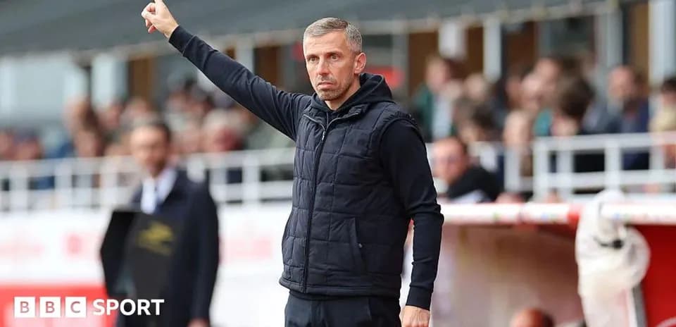 Entrenador señalando durante un partido en el banquillo