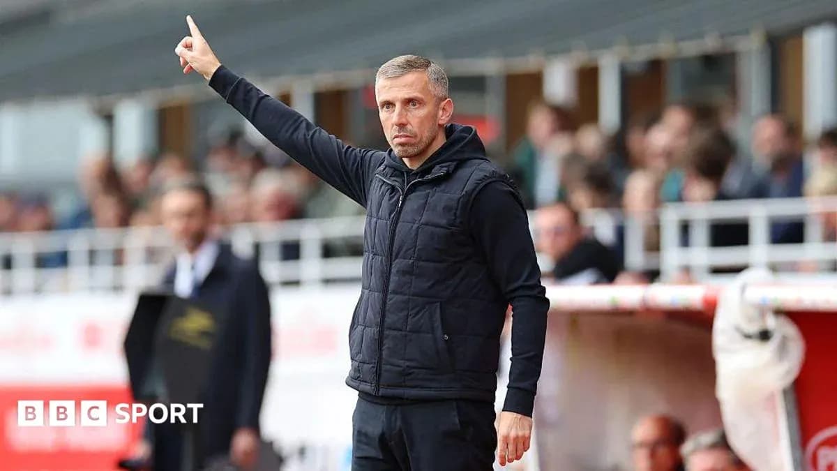 Entrenador señalando durante un partido en el banquillo