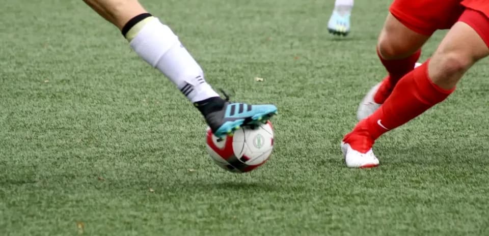 Jugadora pateando el balón en un partido