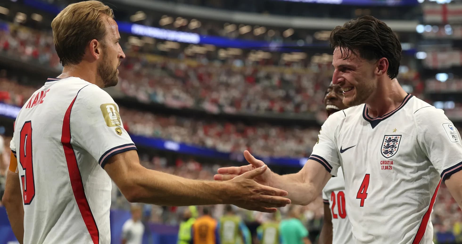 Jugadores de Inglaterra celebrando un gol juntos