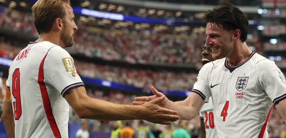 Jugadores de Inglaterra celebrando un gol juntos