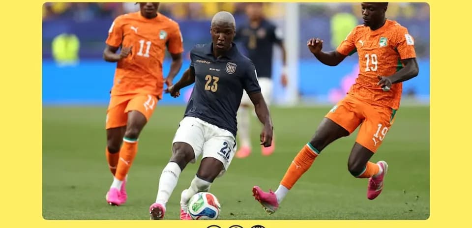 Jugador ecuatoriano conduciendo el balón entre rivales
