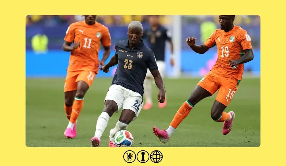 Jugador ecuatoriano conduciendo el balón entre rivales
