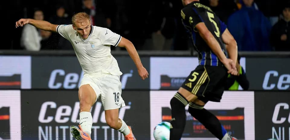 Jugador de Lazio intentando driblar a defensa de Pisa