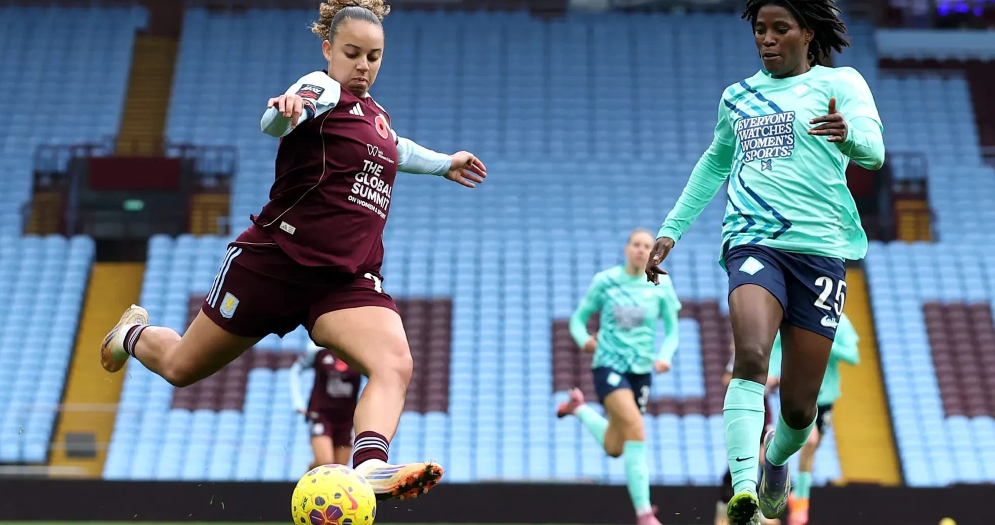 Jugadora de Aston Villa disparando el balón