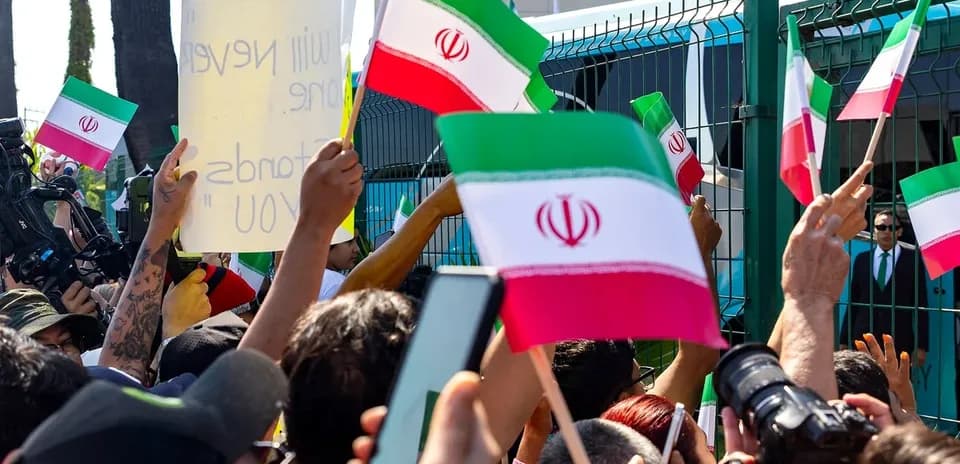 Multitud con banderas de Irán en protesta