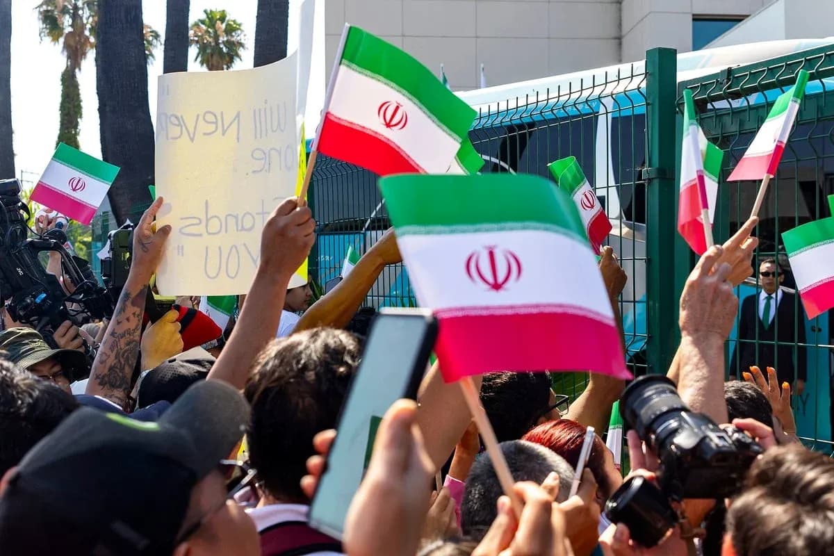 Multitud con banderas de Irán en protesta