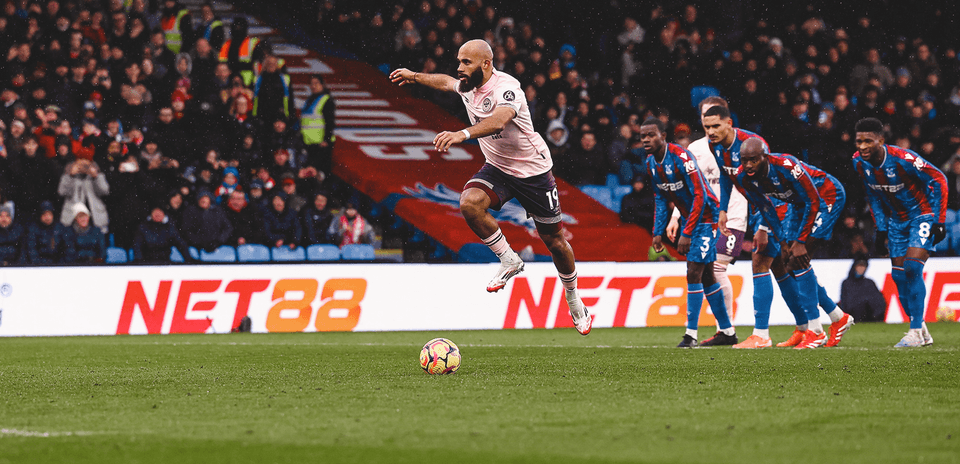Jugador de Brentford ejecutando un penalti