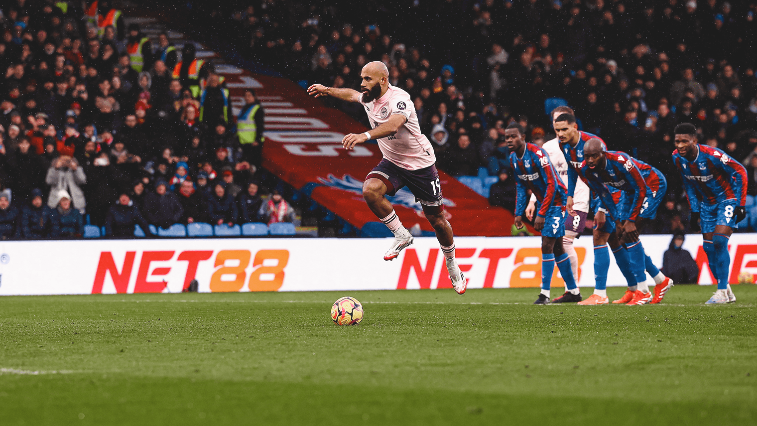 Jugador de Brentford ejecutando un penalti