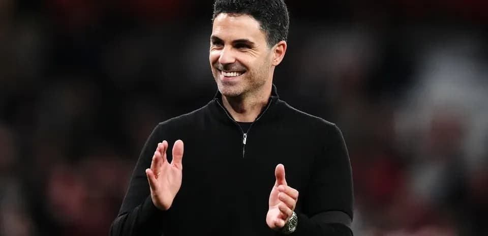 Entrenador aplaudiendo en el banquillo durante partido
