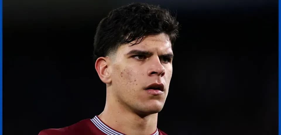 Jugador con camiseta granate en el campo