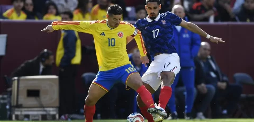 Jugadores de Colombia y Francia disputando el balón