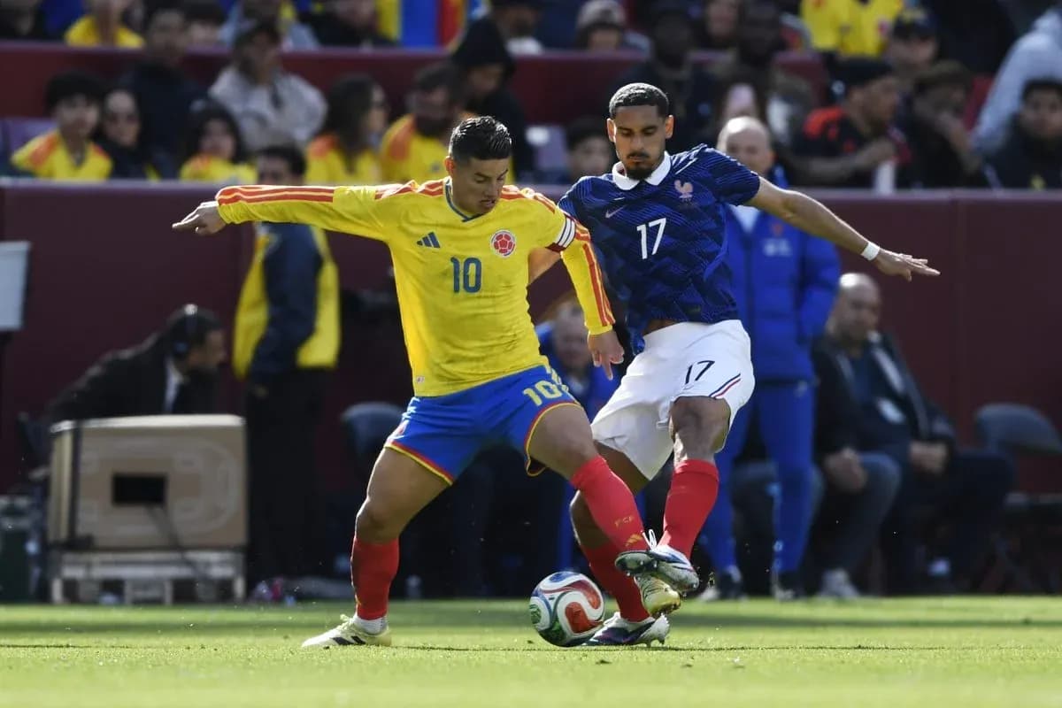 Jugadores de Colombia y Francia disputando el balón