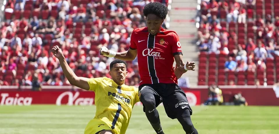 Dos jugadores compitiendo en el partido