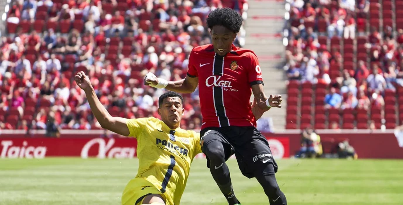 Dos jugadores compitiendo en el partido