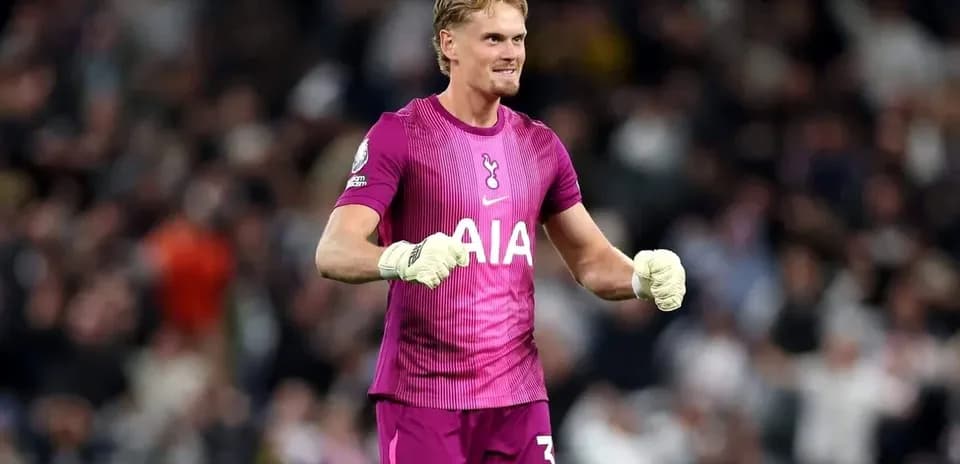Portero de Tottenham celebrando durante el partido