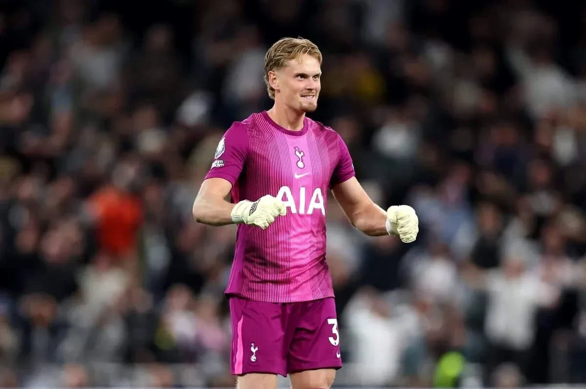 Portero de Tottenham celebrando durante el partido