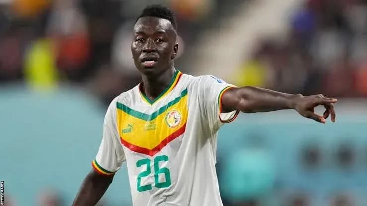 Jugador de Senegal señalando durante un partido