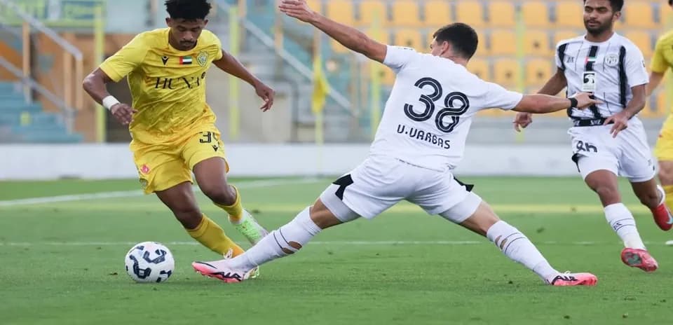 Jugador driblando en el partido Al Wasl U23 vs Al Jazira U23