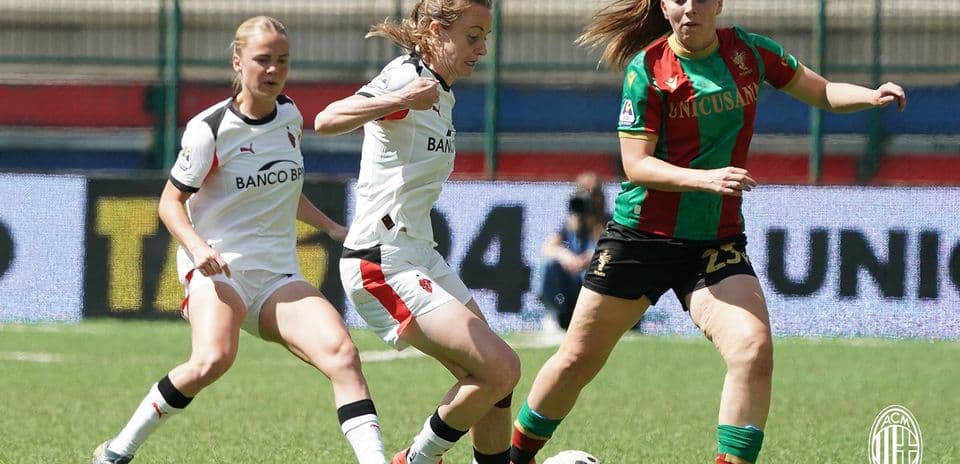 Jugadoras compitiendo por el balón en partido