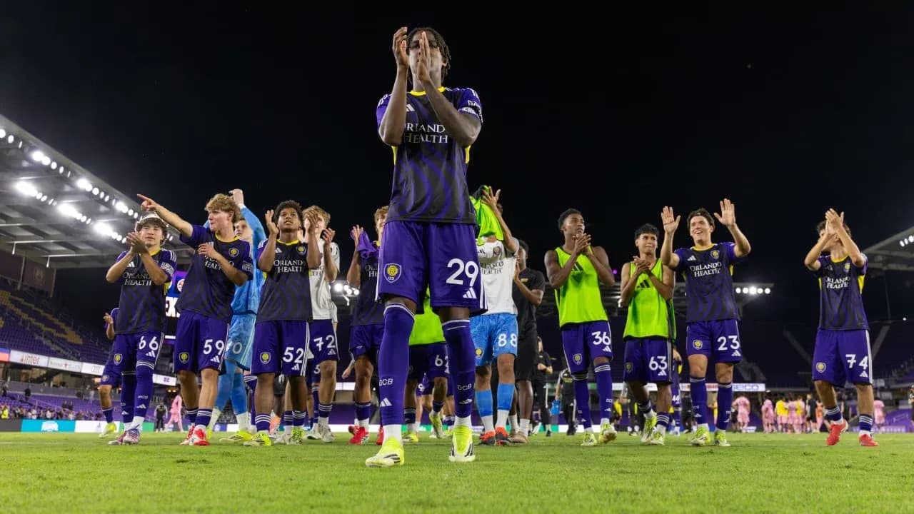 Jugadores de Orlando City II celebrando en el campo
