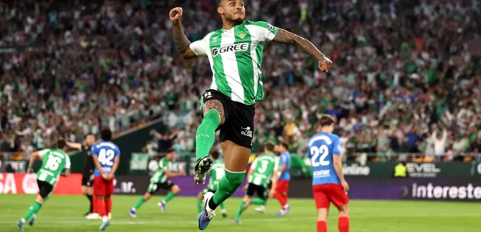 Jugador de Real Betis celebra un gol