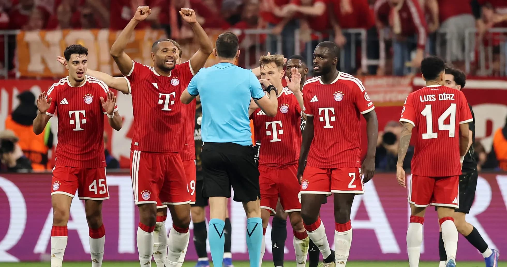 Jugadores de Bayern Münich discutiendo con el árbitro