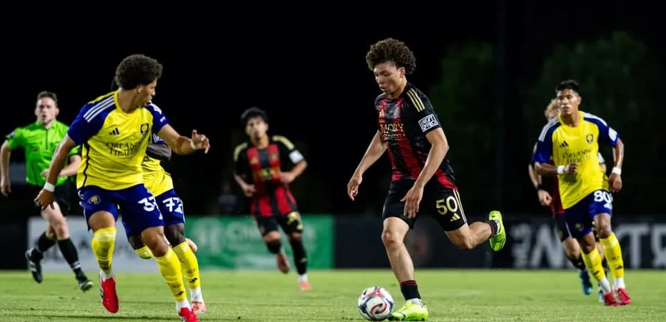 Jugador de Atlanta United II avanzando con el balón