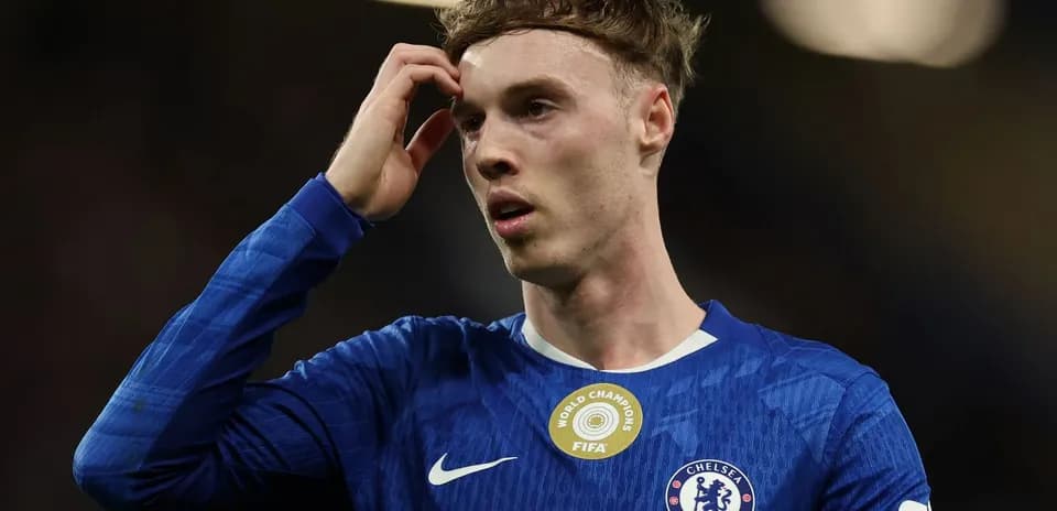 Jugador de Chelsea tocándose la cabeza durante el partido