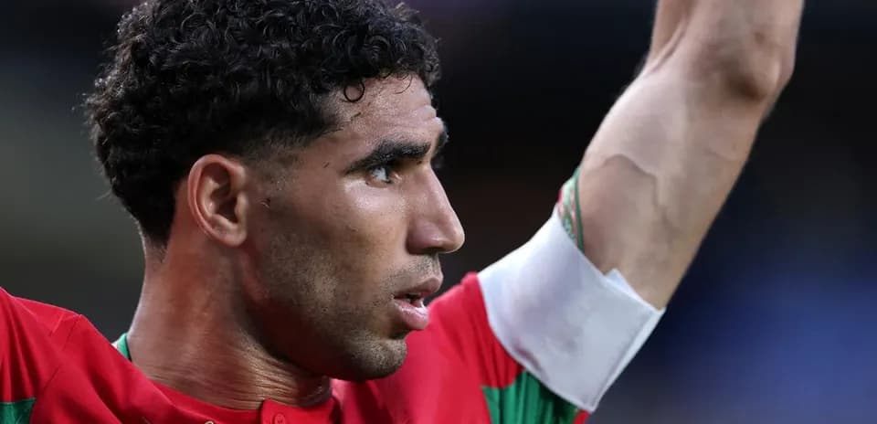Jugador de Marruecos levantando el brazo durante el partido