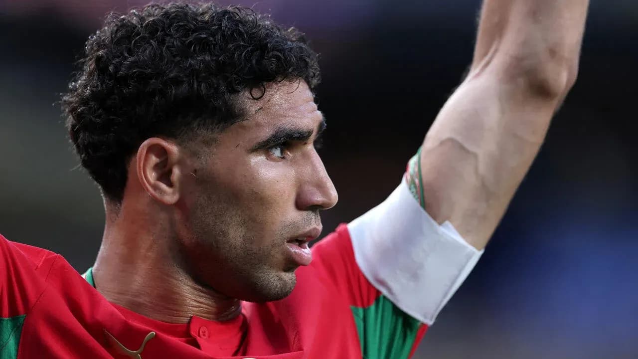 Jugador de Marruecos levantando el brazo durante el partido