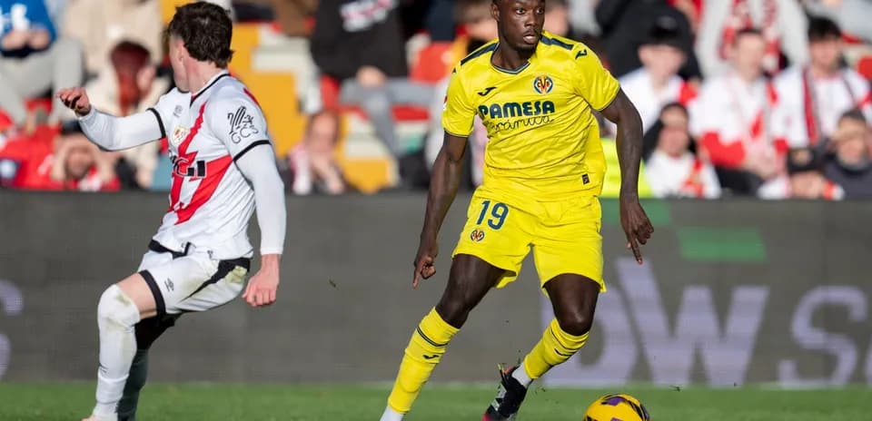 Jugador de Villarreal en acción durante el partido