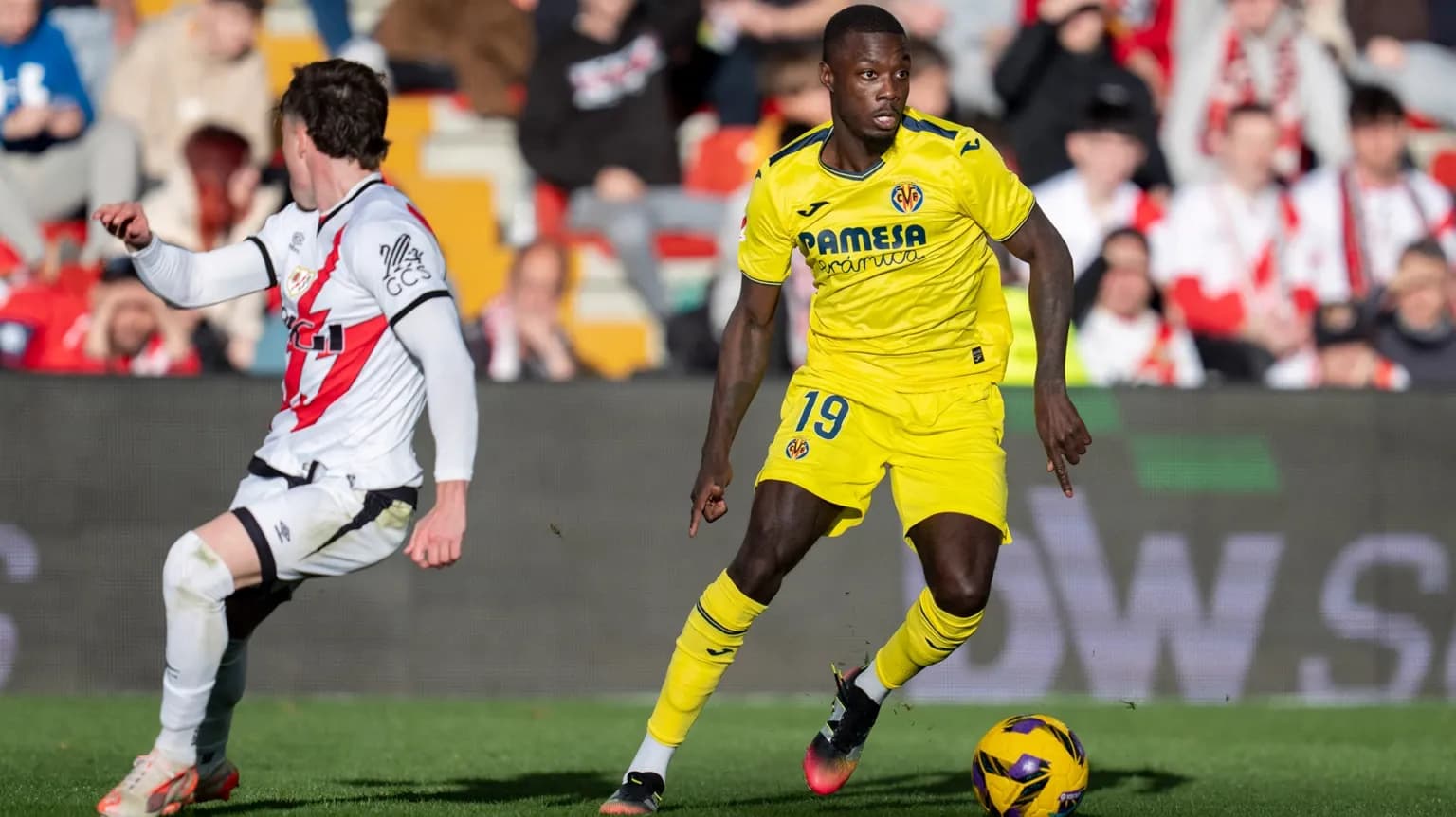 Jugador de Villarreal en acción durante el partido