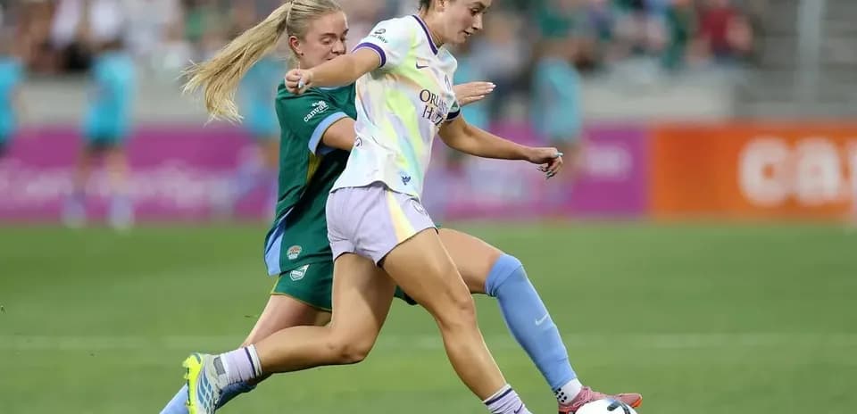 Jugadora de Orlando Pride controla el balón