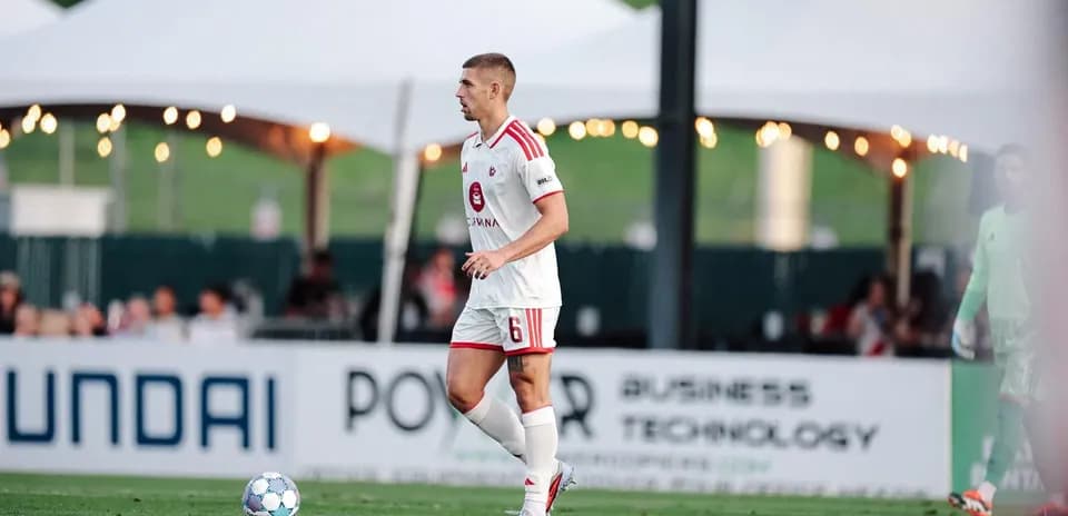 Jugador del Phoenix Rising en el campo