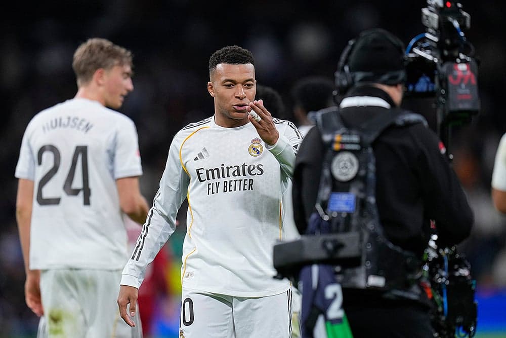 Kylian Mbappé saludando tras un partido