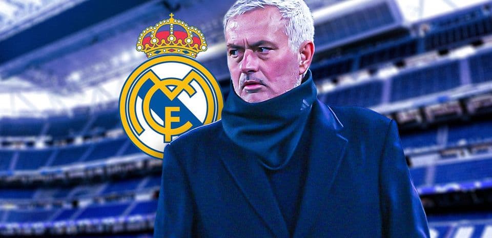Entrenador de pie frente al estadio del Real Madrid
