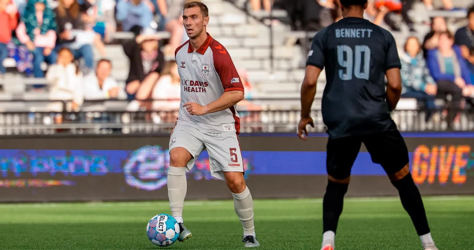 Jugador de Colorado Springs con balón en el campo