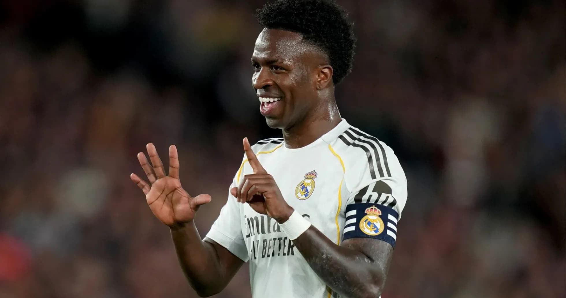 Vinícius Júnior mostrando los dedos durante el partido