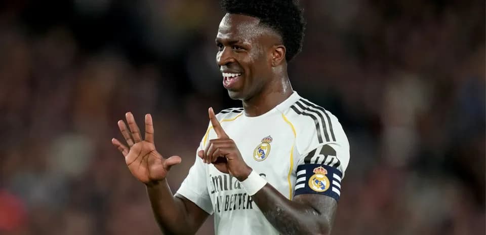 Vinícius Júnior mostrando los dedos durante el partido