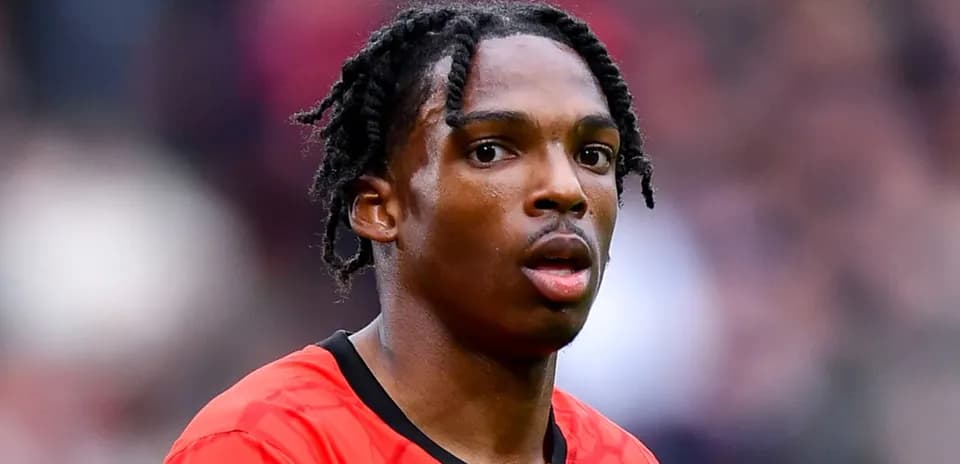 Jugador con camiseta roja en el campo de fútbol