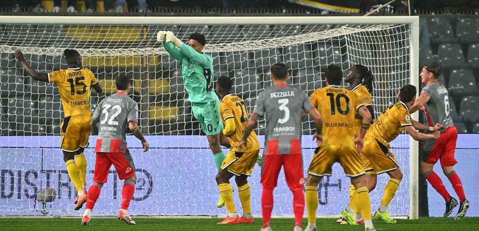 Portero atrapando el balón en el partido