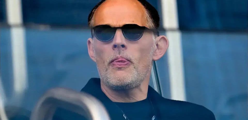 Hombre con gafas de sol observando desde el palco