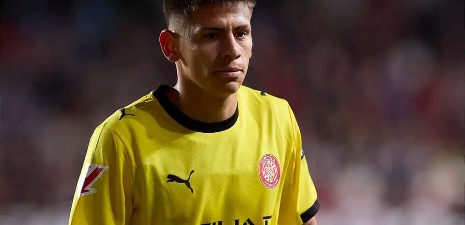 Jugador con camiseta amarilla del Girona CF en el campo