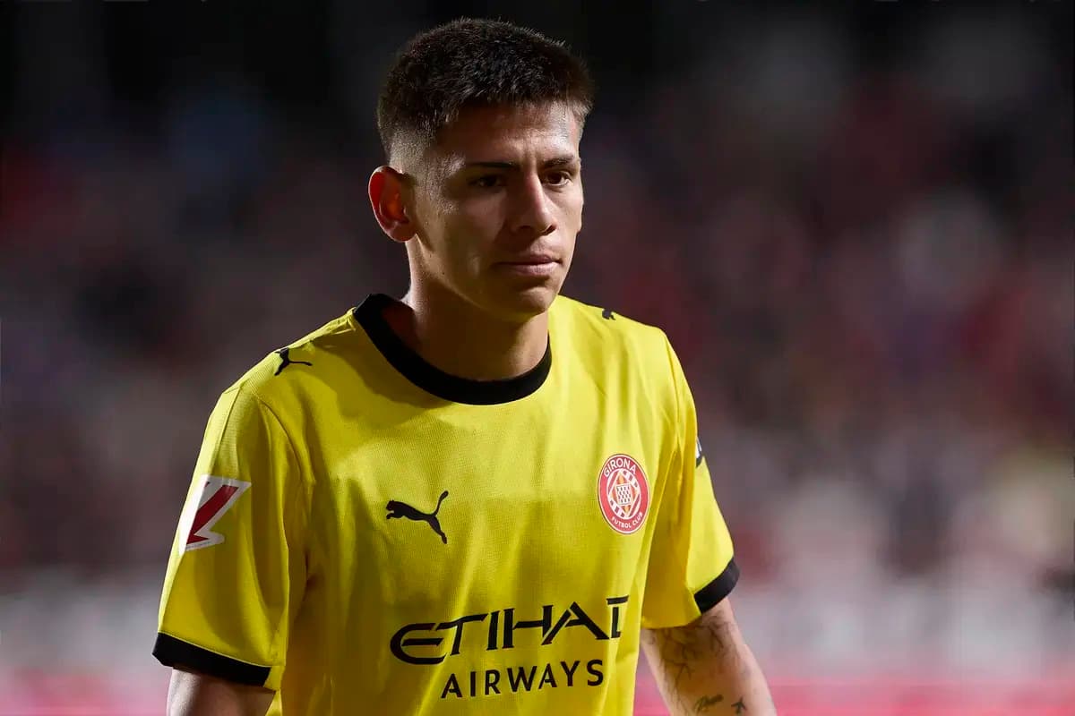 Jugador con camiseta amarilla del Girona CF en el campo