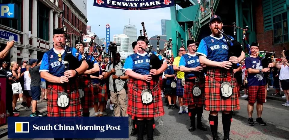 Músicos con gaita desfilando frente a Fenway Park