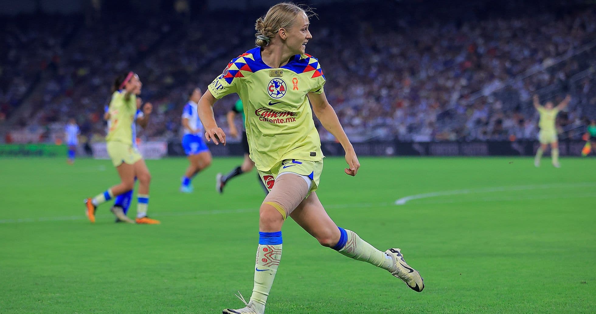 Jugadora de América W corriendo en el partido
