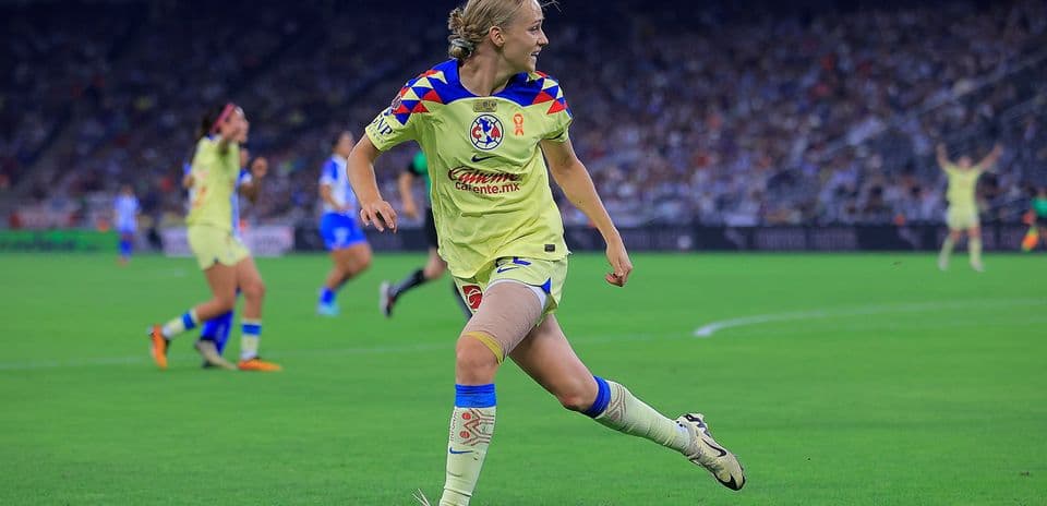 Jugadora de América W corriendo en el partido