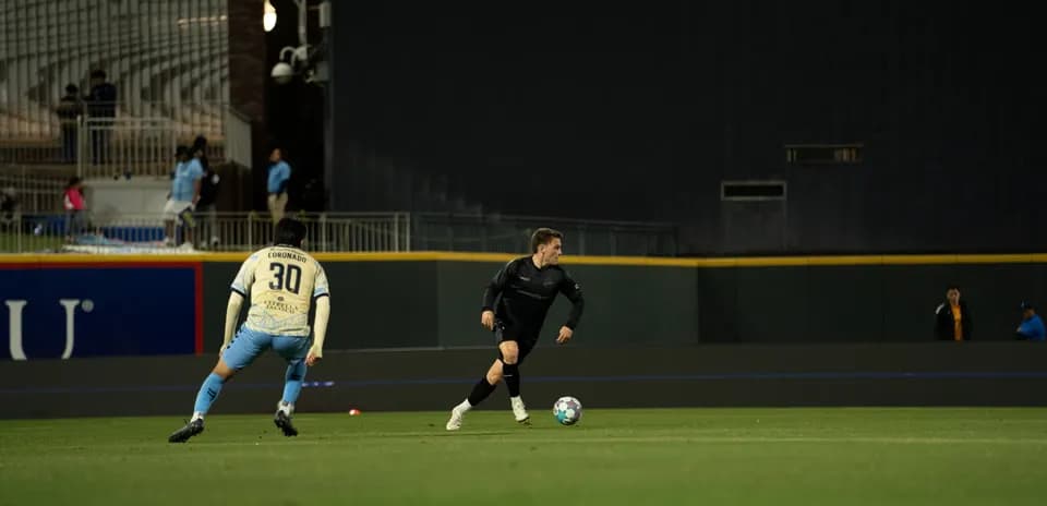 Jugadores en acción durante el partido de fútbol
