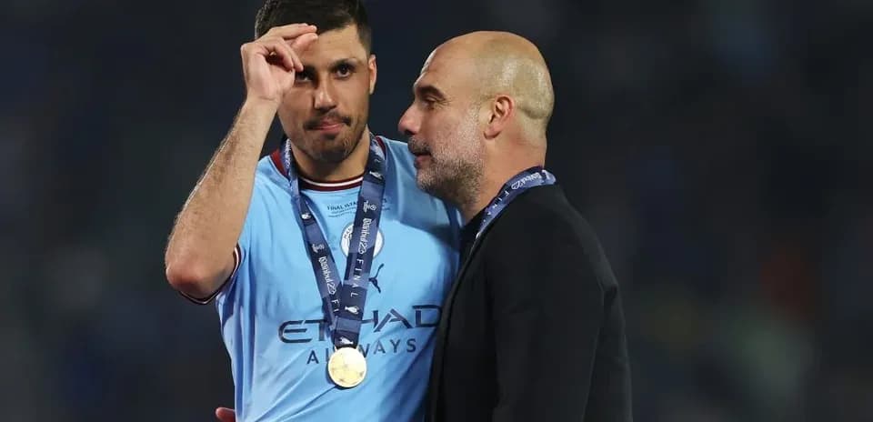 Jugador y entrenador celebrando tras la victoria